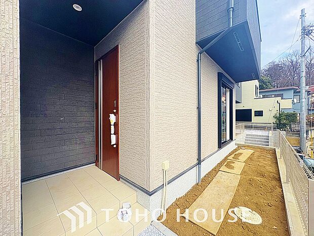 雨風や日差しを遮ることができ、荷物やベビーカー等も置くことができます。植物を飾るのも素敵ですね。