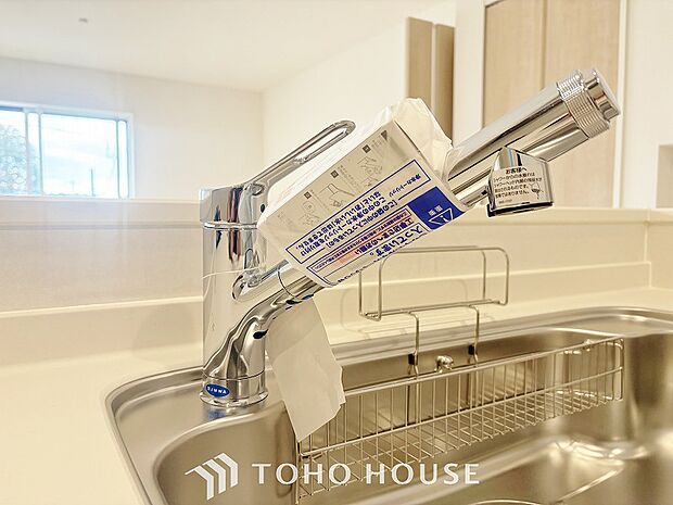 ワンタッチで浄水と原水と切り替えできる、見た目にもスマートな浄水器一体型の水栓。