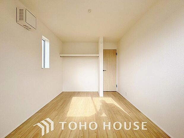 床とクロスの色をシンプルにし、疲れた日でも安らげる空間へ。帰宅する喜びのあるお部屋となるように。