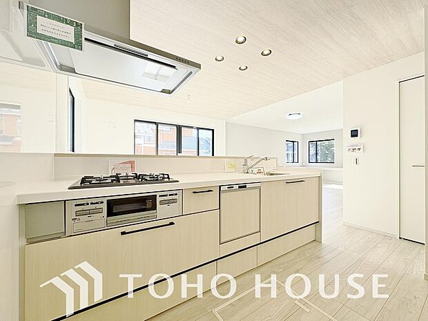 高級感あるカウンター、排水一体型シンク、3口コンロ、浄水器内蔵シャワー混合栓、食洗機を完備。