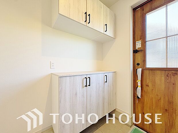 シューズボックスは限られた玄関スペースでも収納を取れる為、玄関内をすっきり片付けることができます。