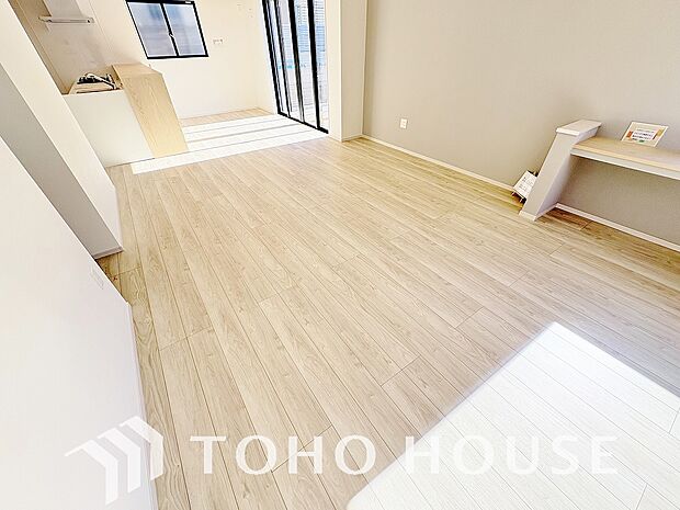 床をフローリングにすることで、お洒落かつ木目の温かみを感じる落ち着いた空間へと仕上げる事ができます。