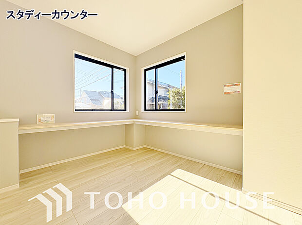 リビングの一部にはパソコンスペースやお子さんの勉強スペースになるスタディコーナーを設置しております。