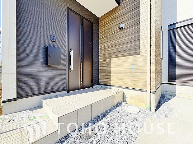 毎日みんなを見送り、そして迎え入れる場所だから。帰りたくなる家をテーマに設計した、自慢の玄関です。