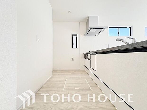 夫婦そろってキッチンに立っても調理がしやすく余裕の広さ。家事をしながら会話も弾みます。