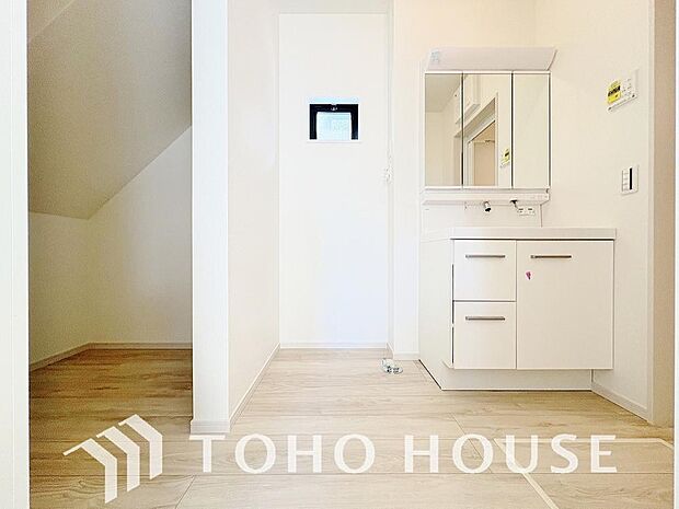 お家の中でも特にプライベートスペースとなる洗面所は、洗濯場所と浴室を同じ空間でまとめております。