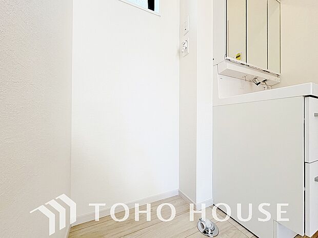 脱衣所内に洗濯機を置けるスペースを確保！ご家族のお洗濯物を洗う際にも大容量の洗濯機を置けて便利です。