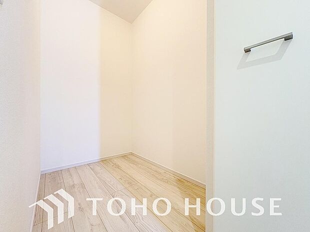 建物内部の収納には拘りました。共有部分に設けた収納。お荷物が多い方にも安心です。