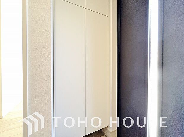 人を迎え入れる最初の場所だからこそ、清潔感がある空間にして頂ける様シューズボックスを設置しました。