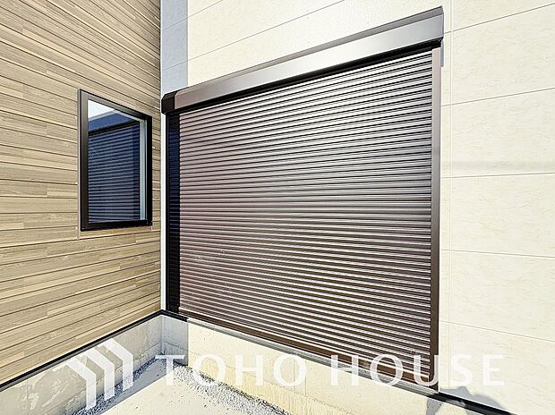 防犯機能のシャッターを完備しております。寒い冬でも中から開閉が可能ですのでラクラクな所も便利です。