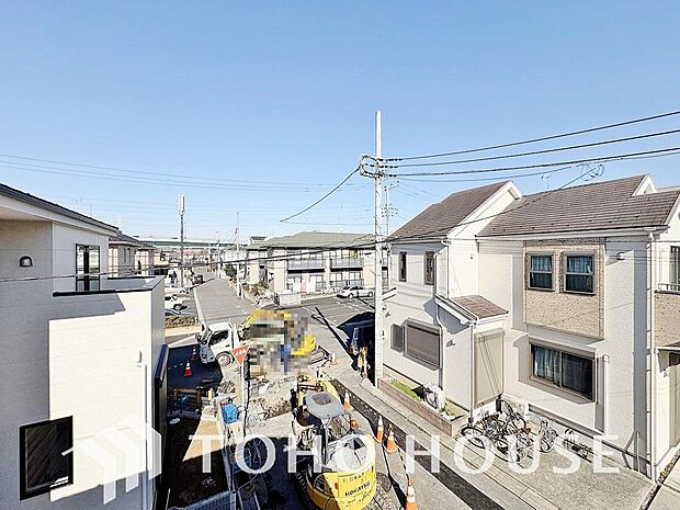 星空が地上に映りこむかのような夜景のきらめきまで、この街ならではの美しい風景の物語が室内に展開。