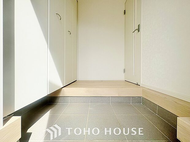 毎日みんなを見送り、そして迎え入れる場所だから。帰りたくなる家をテーマに設計した、自慢の玄関です。