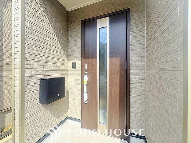 毎日みんなを見送り、そして迎え入れる場所だから。帰りたくなる家をテーマに設計した、自慢の玄関です。