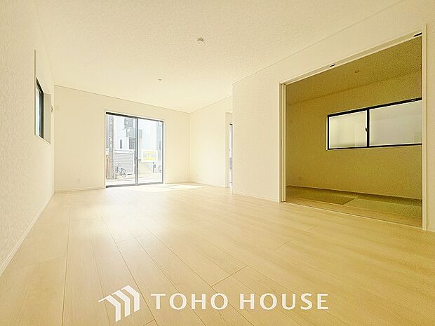 リビングも広く設け、訪れる人々を暖かく迎えてくれます。