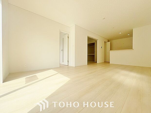 光と風があふれる開放的なダイニングには自然と家族みんなが集まってきます。