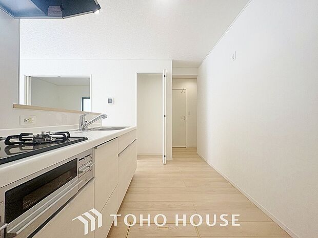 キッチンの収納は、デッドスペースになりやすい箇所を有効活用できる、スライド式収納を採用しました。