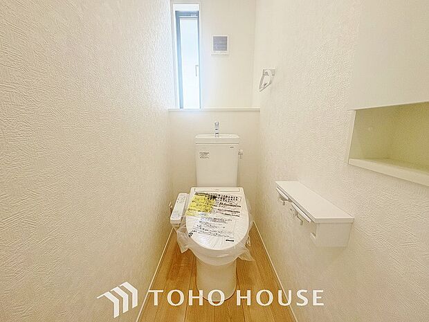 十分な広さと清潔感のあるカラーで纏まったおトイレ。時間に余裕とゆとりを持たせます。