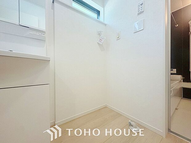 脱衣所内に洗濯機を置けるスペースを確保！ご家族のお洗濯物を洗う際にも大容量の洗濯機を置けて便利です。