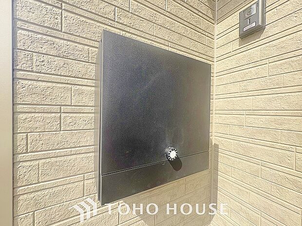 ポストは数字を回して施解錠できるダイヤルや暗証番号を設定するタイプなどがあり防犯効果が高まります。