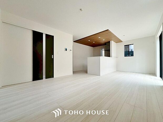 光と風があふれる開放的なリビングダイニングには自然と家族みんなが集まってきます。