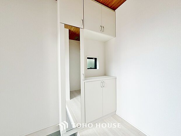 シューズボックスにはミラーがついていますのでお出かけ前の全身チェックにとても便利です!