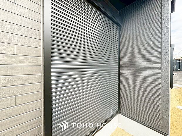 防犯機能のシャッターを完備しております。女性のチカラでも開閉が可能ですのでラクラクな所も便利です。