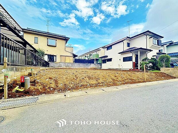 街並みの風景に包み込まれながら、瀟洒な印象も湛えて佇みます。