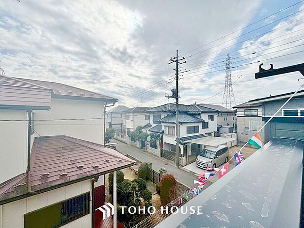 星空が地上に映りこむかのような夜景のきらめきまで、この街ならではの美しい風景の物語が室内に展開。