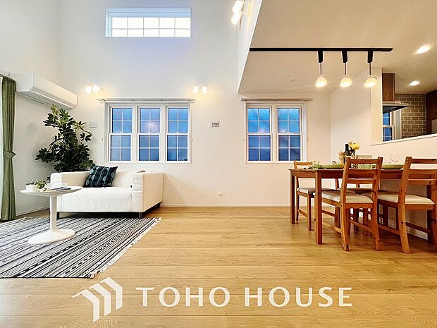 忙しい朝でも、しっかり家族が揃って食事をして頂けるゆとりある大きさのダイニングスペース。