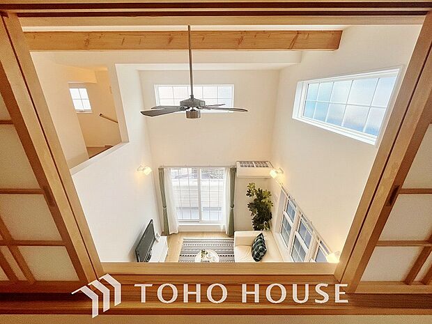 吹き抜けを採用した為、天井が高く見え、視界が抜けて視覚的に広く開放感を感じます。