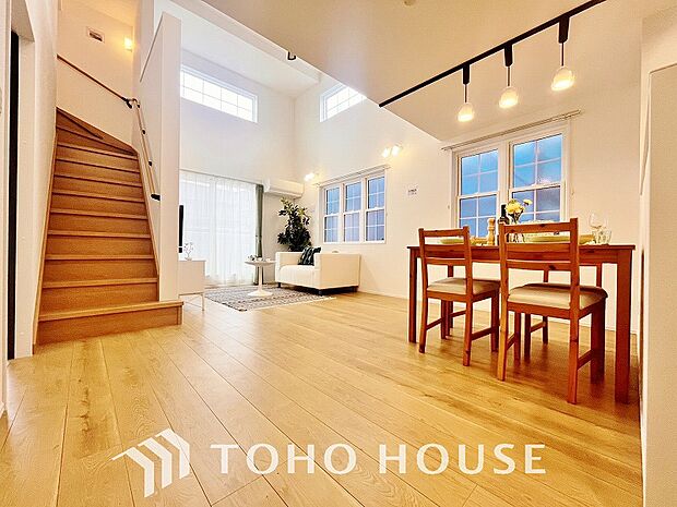 家族みんなが共に過ごす大切な時間。広々開放的なリビングはいつも快適で笑顔溢れる空間に。