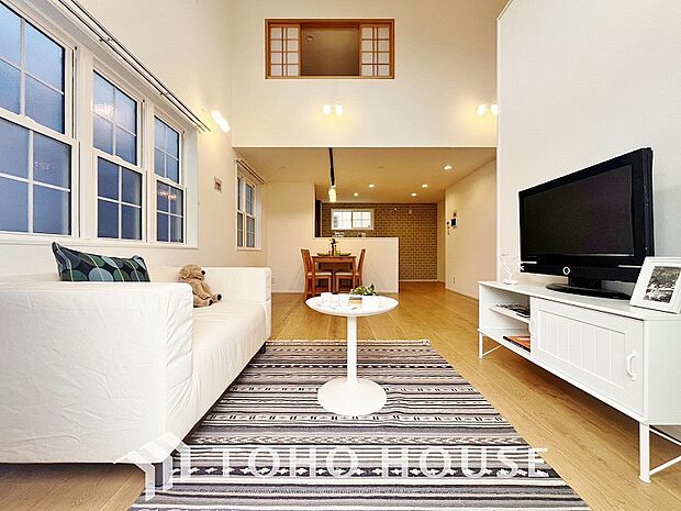 生活動線が確保されたリビングには陽光が降り注ぎ、自然とみんなが集まる空間へと仕上がっております。