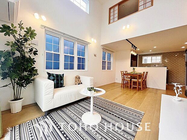 家族の暮らしに思いを馳せて、日常のワンシーンを表現したリビングダイニング。