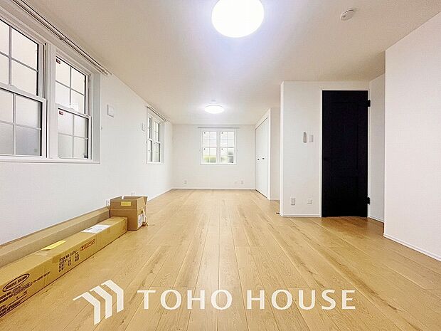 シンプルなお部屋は家具やファブリックが合わせやすいです。季節毎に模様替えをするのもいいですね。