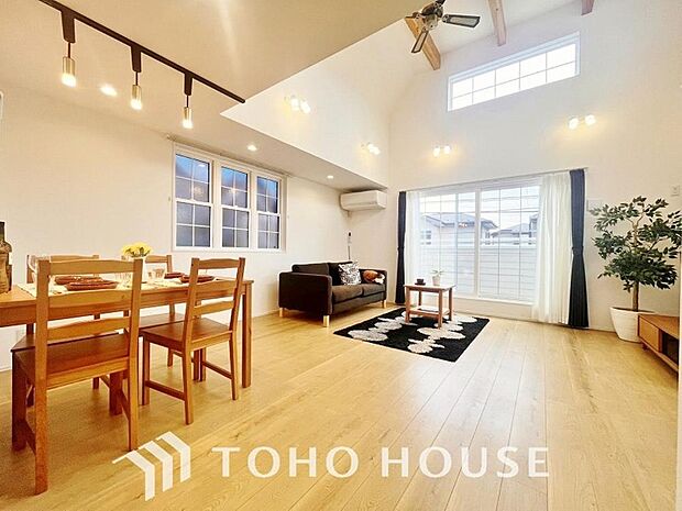 忙しい朝でも、しっかり家族が揃って食事をして頂けるゆとりある大きさのダイニングスペース。