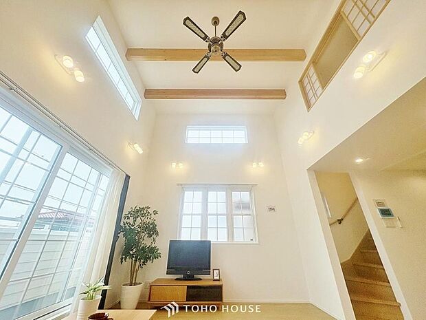 家族の暮らしに思いを馳せて、日常のワンシーンを表現したリビングダイニング。