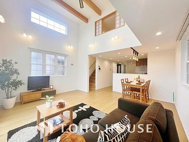 家族みんなが共に過ごす大切な時間。広々開放的なリビングはいつも快適で笑顔溢れる空間に。