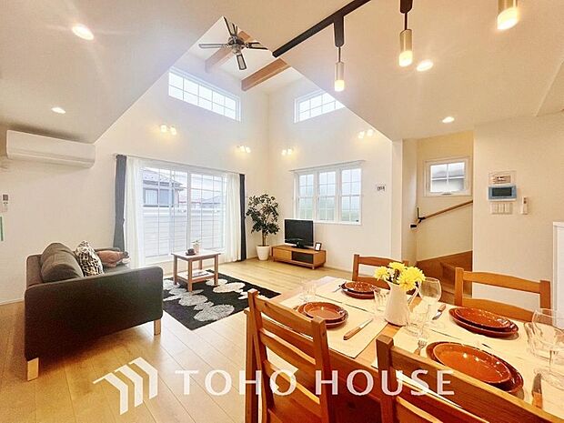 生活動線が確保されたリビングには陽光が降り注ぎ、自然とみんなが集まる空間へと仕上がっております。