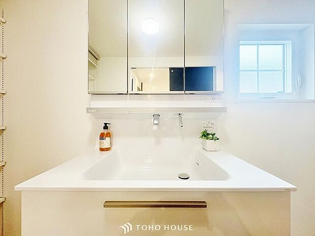 身だしなみのチェックがしやすい大きな鏡、下には収納がたっぷり。スッキリとした空間を演出いたします。