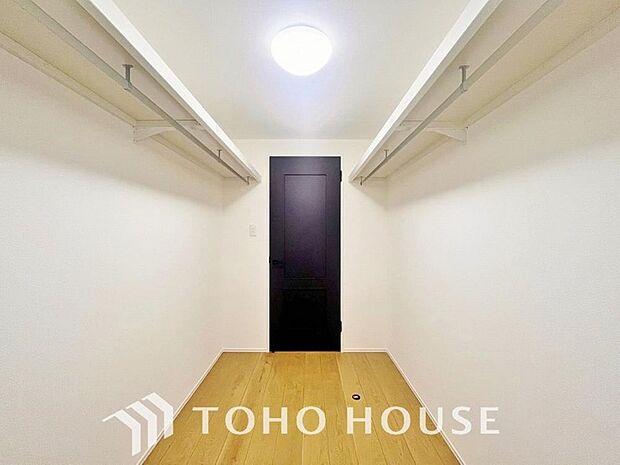 ファミリークローゼットを完備。ご家族の衣類などを一ヵ所にまとめて収納する大容量の収納スペースです。