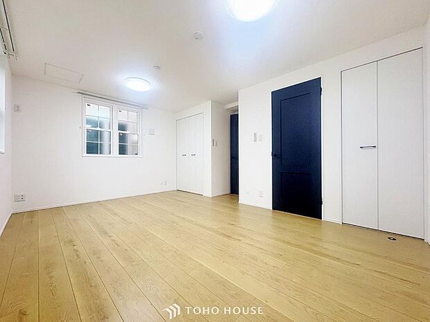 シンプルなお部屋は家具やファブリックが合わせやすいです。季節毎に模様替えをするのもいいですね。