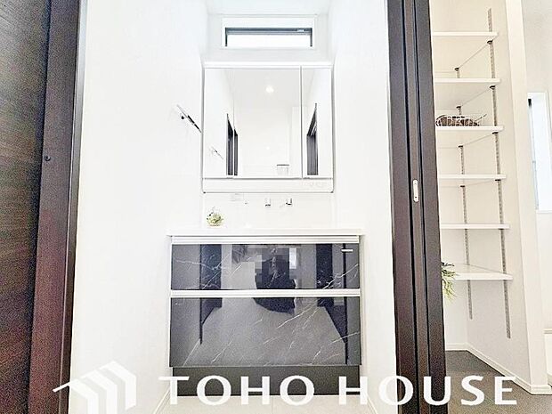 手で洗いたい大切な服など、広く使えると助かる洗面台は汚れの付きにくい形状と素材で造られております。