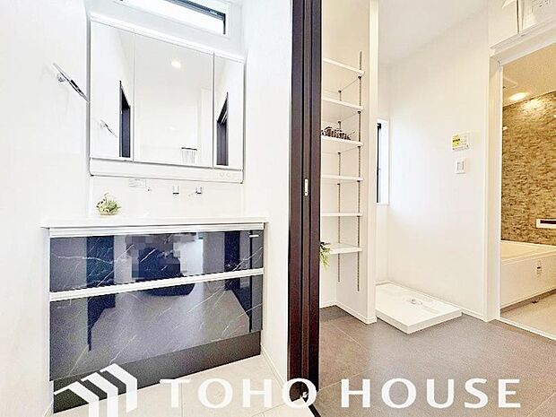 お家の中でも特にプライベートスペースとなる洗面所は、洗濯場所と浴室を同じ空間でまとめております。