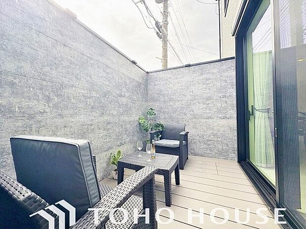 リビングガーデンテラスも完備。テーブルやイスを置けばくつろぎスペースを広げられます。