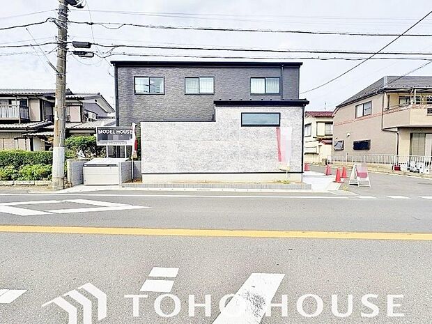 周辺環境とのコラボレーションにより明るく開放的な空間を演出しております。