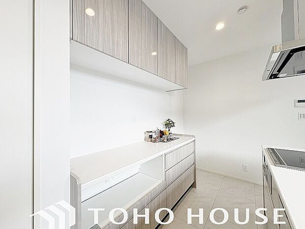 お皿やカップといった食器を収納することができるカップボードを完備しております。