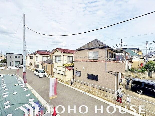 星空が地上に映りこむかのような夜景のきらめきまで、この街ならではの美しい風景の物語が室内に展開。