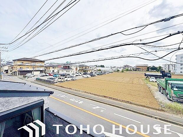 頬をなでる優しい風を感じることが出来るテラス。つい深呼吸をしたくなる気持ちの良い眺望です。