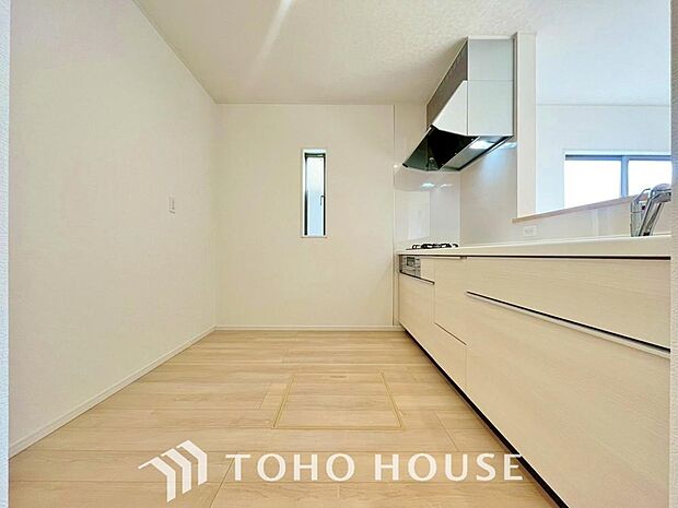 調理作業や片付けのしやすいキッチン。収納も備わっているのでキッチン周りをスッキリと演出します。