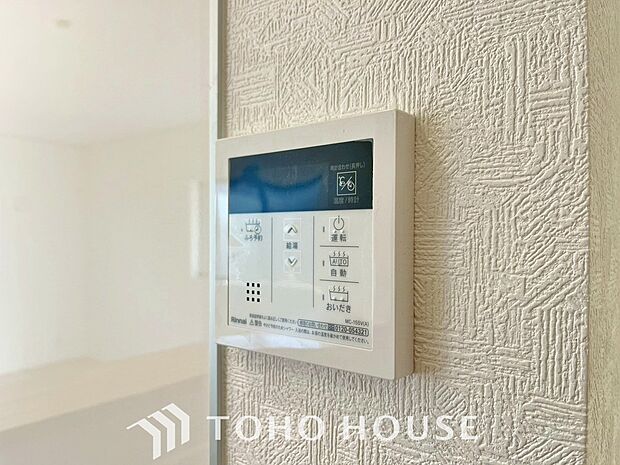 お風呂場と台所に操作リモコンが設置され、給湯リモコンは家事の最中でもボタン一つで簡単に沸かせます。